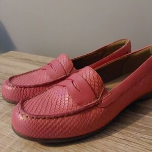 Clarks Collection Penny Loafers Flats Womens Size 7.5M Coral Slip On Casual Shoe
